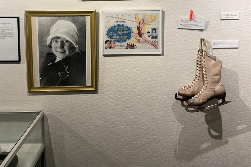 Fotografier og gamle skøyter henger på en vegg