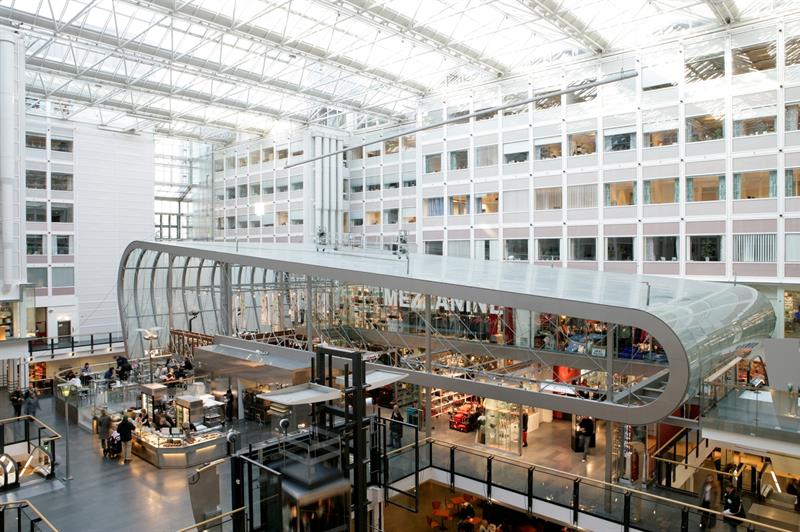 oslo City fra innsiden: trapper, butikker og restauranter, mennesker og heiser