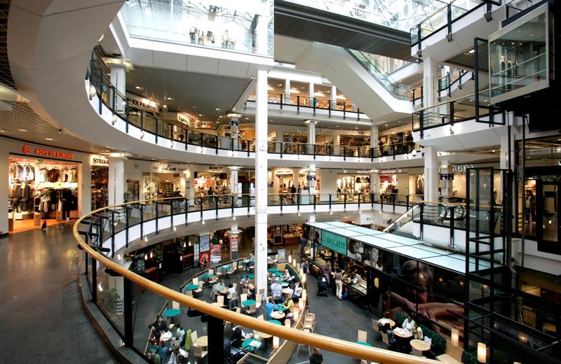 oslo City fra innsiden: trapper, butikker og restauranter, mennesker og heiser