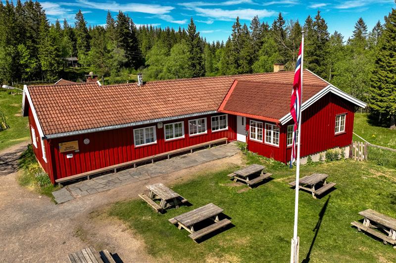 Sinober sportshytte om sommeren