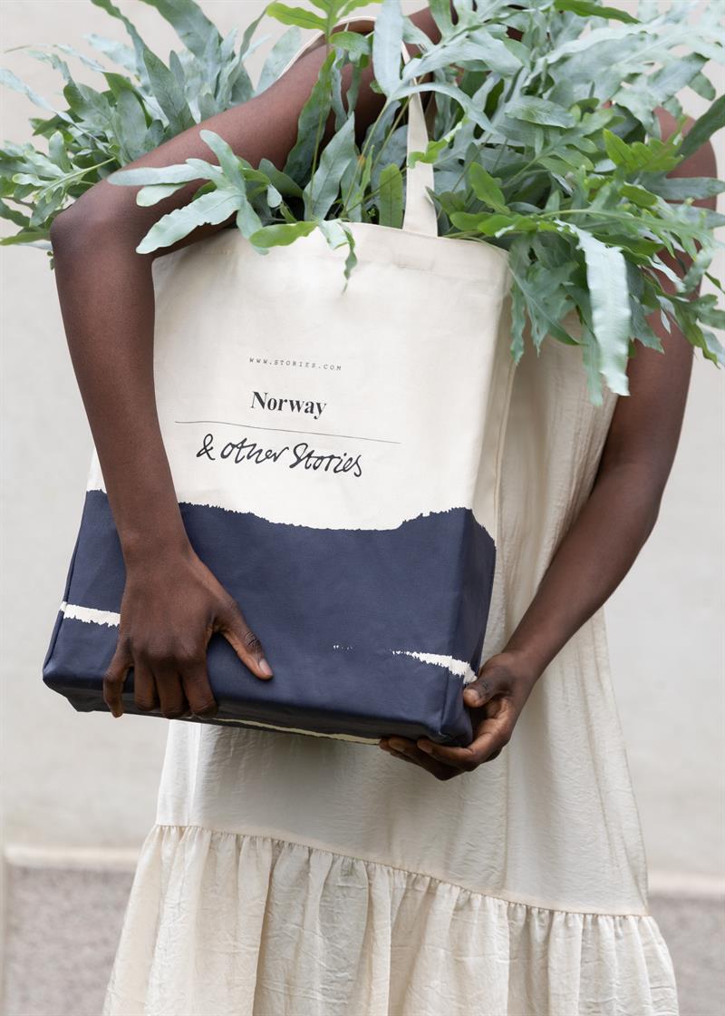 detaljer: totebag med logo på og blomster i
