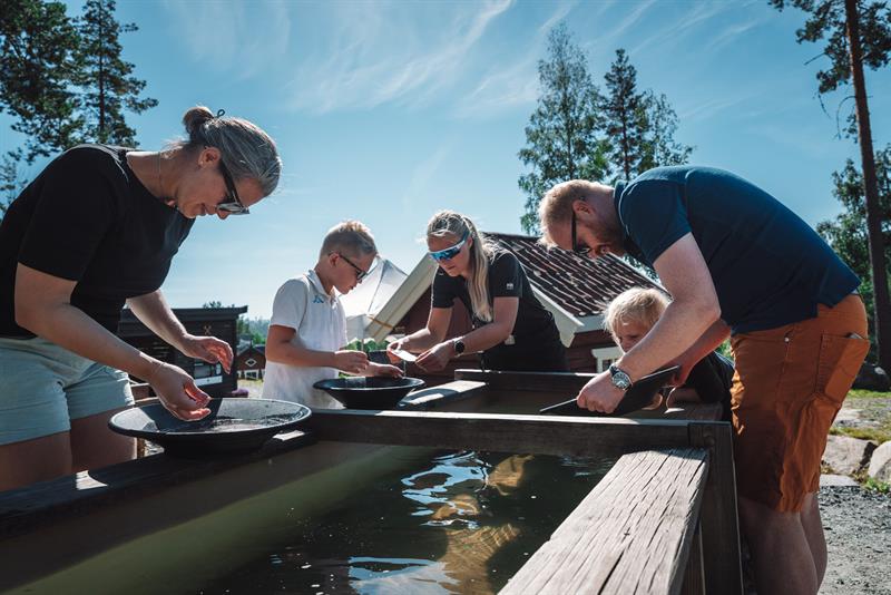 En familie som vasker sølv