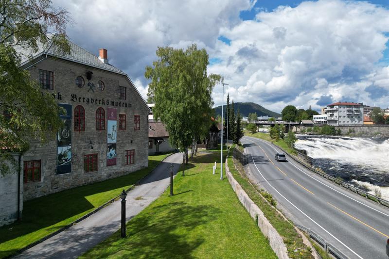 Museets fasade, med en motorvei og Numedalslågen ved siden av