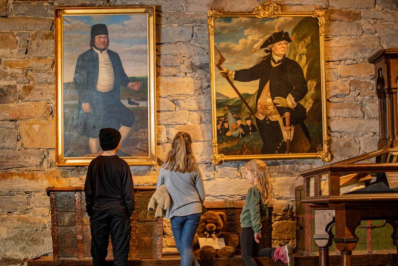 Barn ser på gamle malerier i Smeltehytta