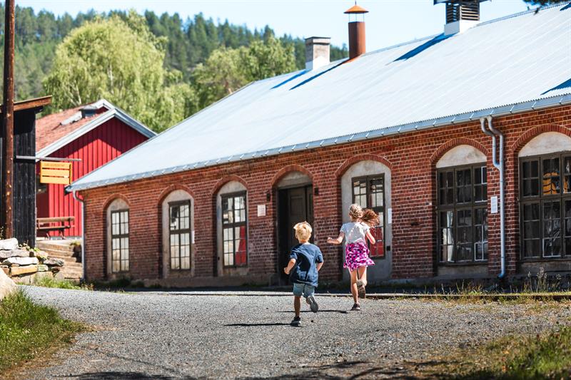 Barn som leker utenfor Sølvgruvene