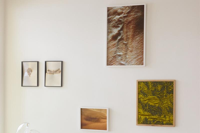 Kunst hengende på en hvit vegg