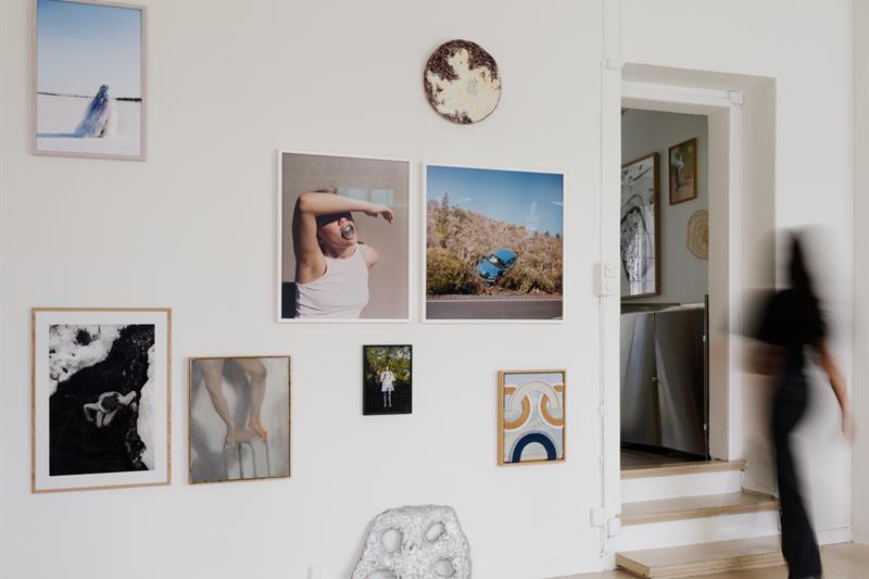 Ulike bilder henger på en hvit vegg