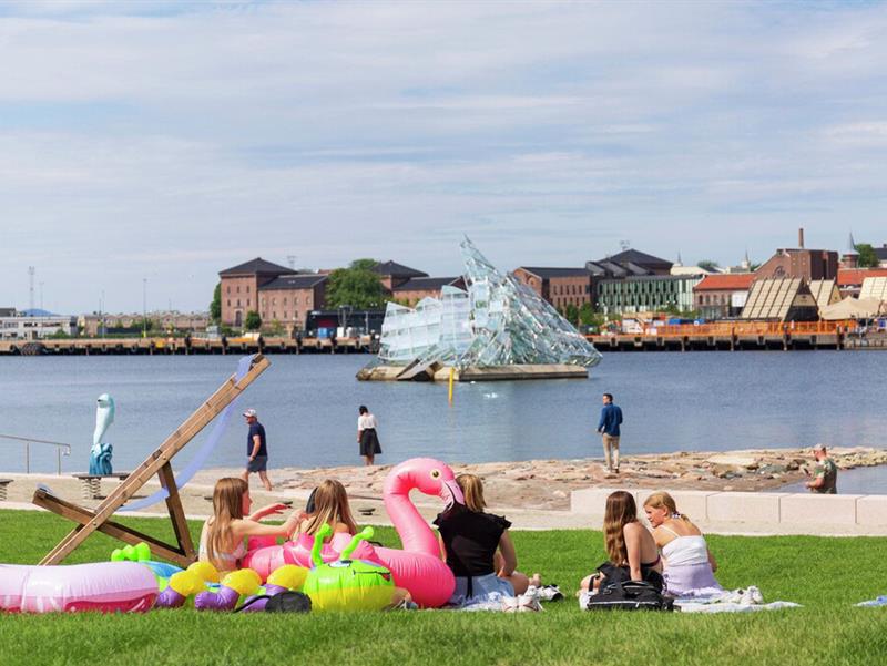 Operastranda gjester med oppblåsbare stranddyr