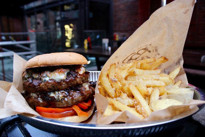 Burger med pommes frites