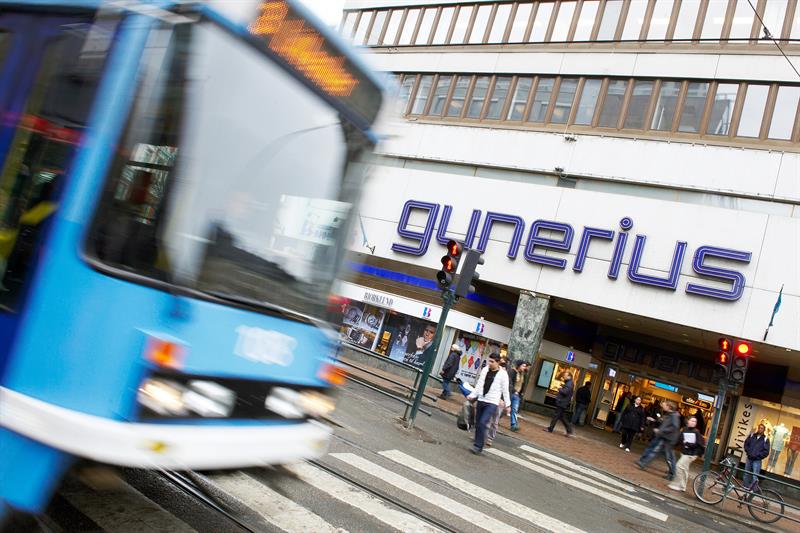 Gunerius' eksteriør med en trikk som kjører forbi.