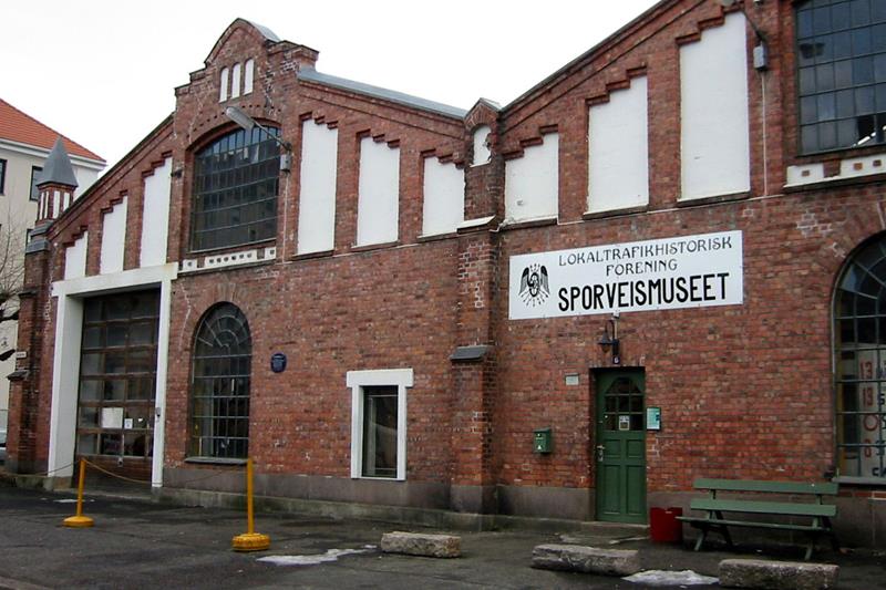Eksteriørfoto av en brun mursteinsbygning der Sporveismuseet holder til.