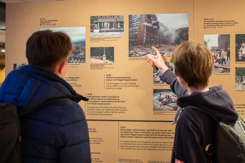 To gutter leser en informasjonsplakat