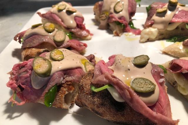Detalj av pizza med Vitello Tonnato-topping.