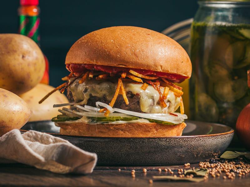 Detalj av cheeseburger.