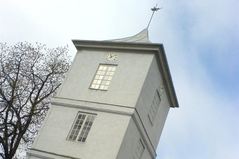 Utsiden av det hvite kirketårnet.