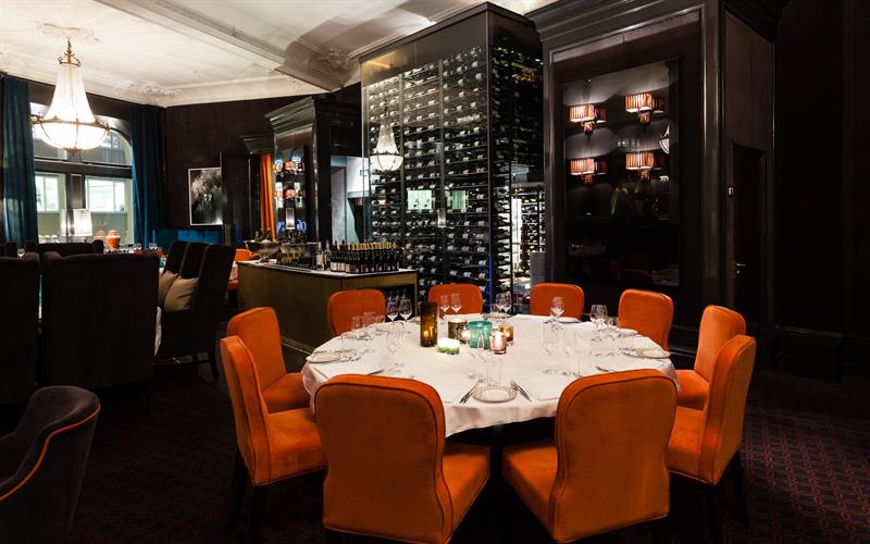 interiør i restauranten med vinskap i bakgrunnen