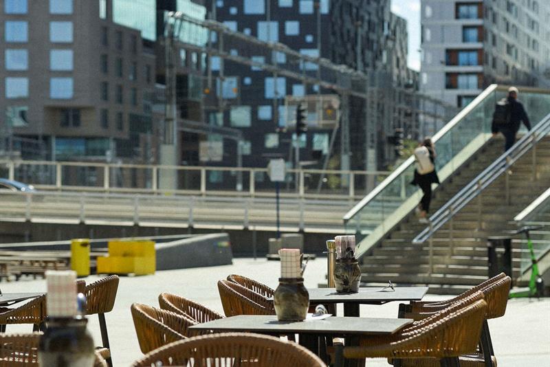 Uteservering med Barcode-området i bakgrunnen