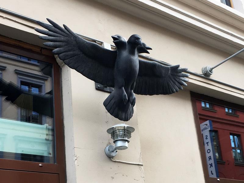 Crow bar og bryggeri: Kråkestatue over inngangen