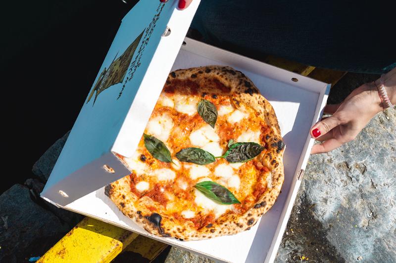 Takeaway-pizza i eske
