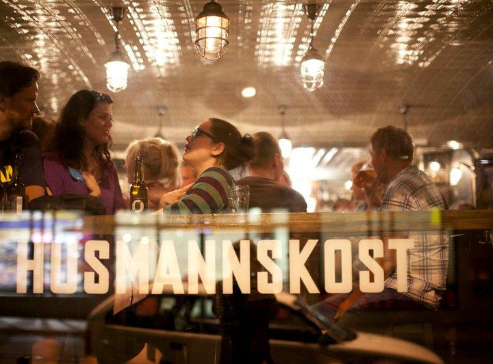 Folk drikker øl og snakker sammen.
