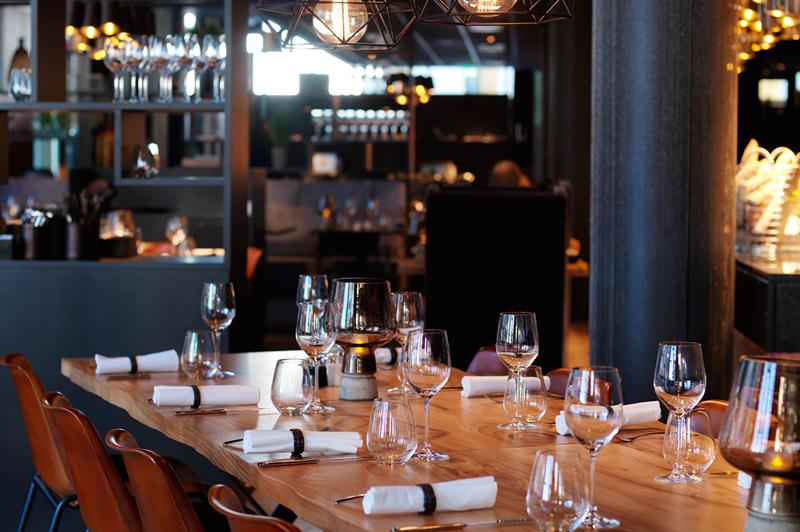 dekket bord med servietter og vinglass