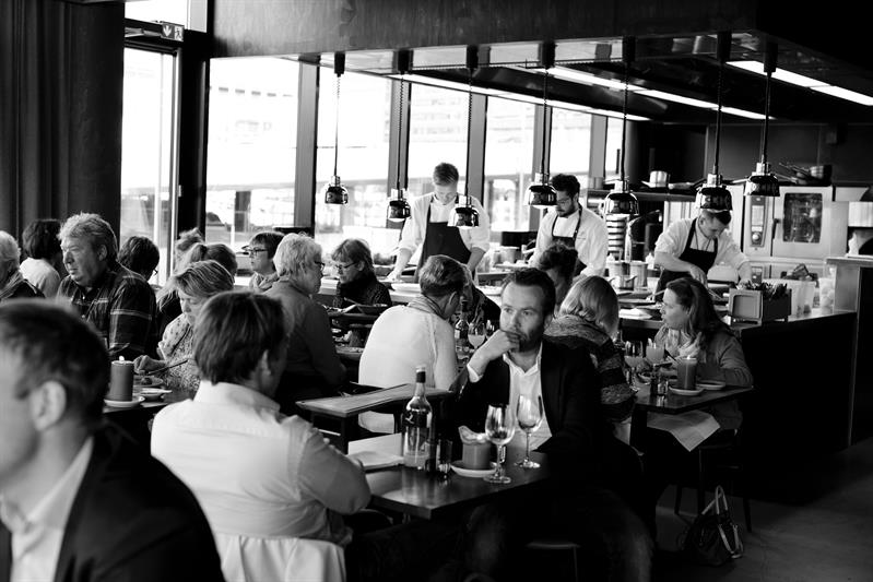 gjester inne i restauranten