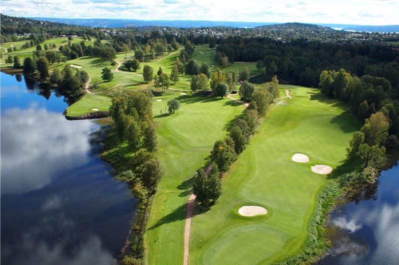 luftfoto av golfbanen omgitt av fjorden