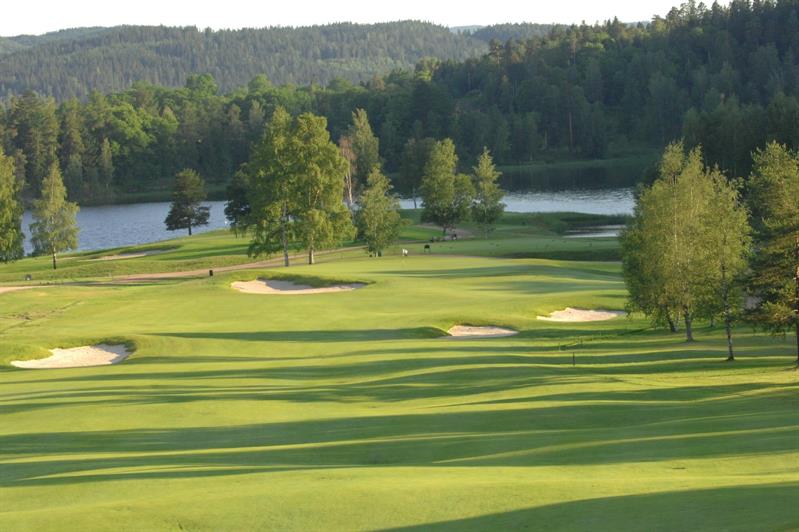 utsikt over golfbanen med fjorden i bakgrunnen