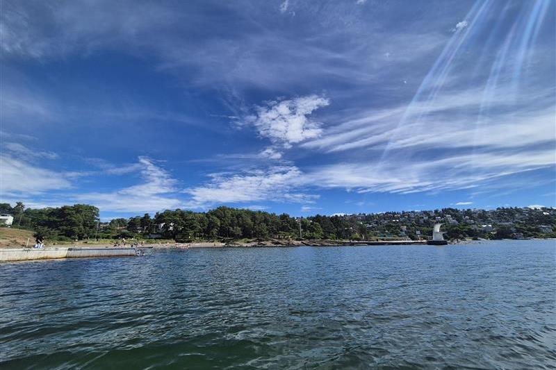 Strand og hav. Hoppetårn.