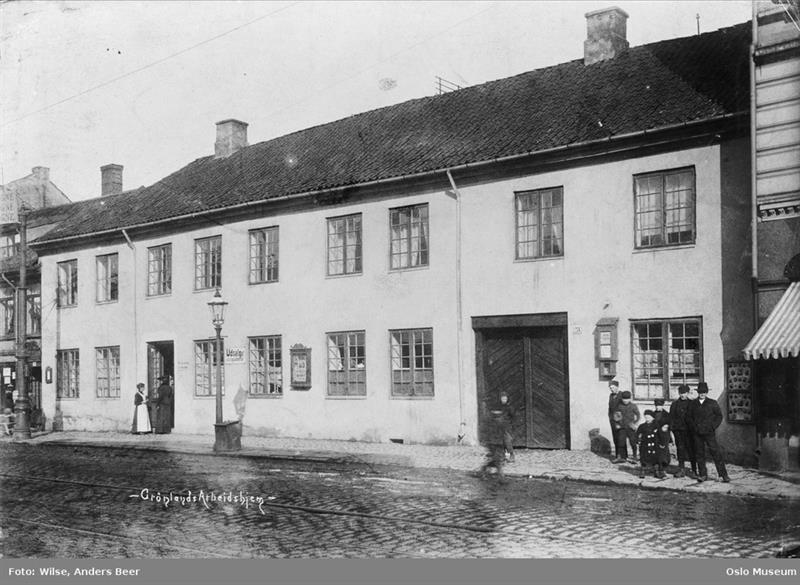 Gammelt utvendig svart-hvitt fotografi av restauranten.