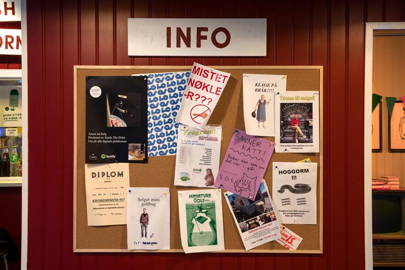 infotavle med forskjellige ark på