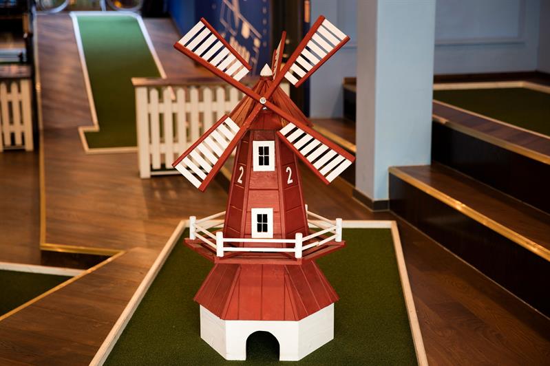 hull i minigolfbanen med en miniatyrvindmølle på