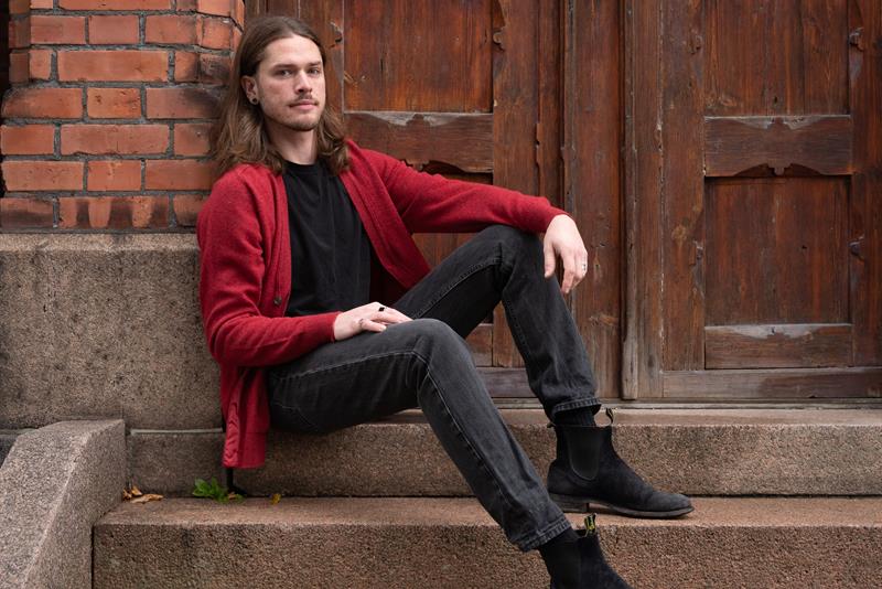Modellen har på seg en rød jakke.