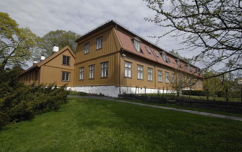 tøyen hovedgård: stor trebygning i gult