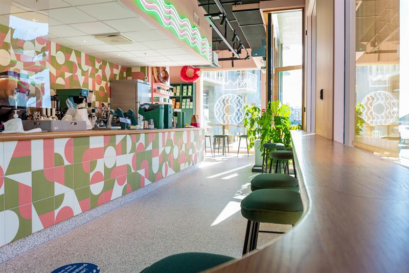 lyst rom og sitteplasser ved vinduene
