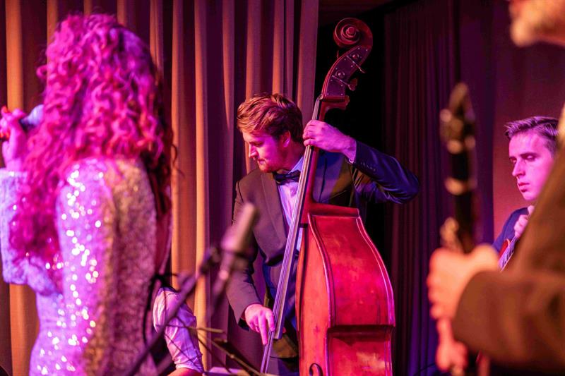 Levende musikk og underholdning