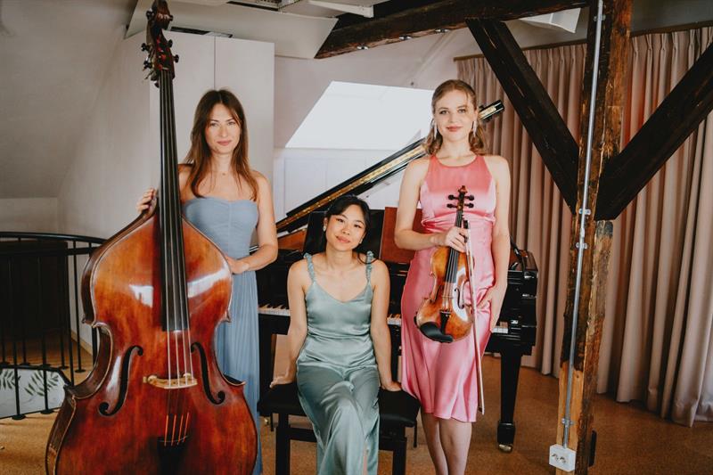 Cellist, fiolinist og en jente som sitter mellom dem