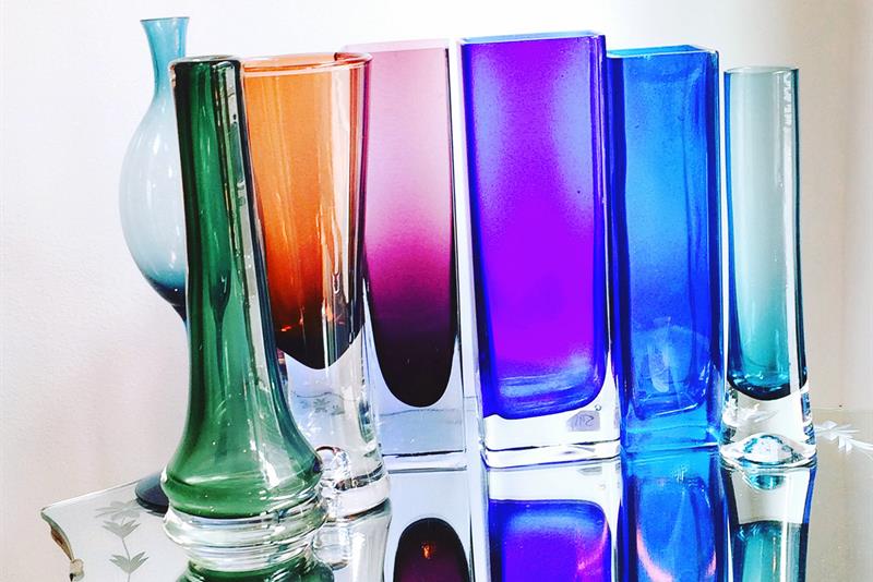 Ulike glass i forskjellige farger.