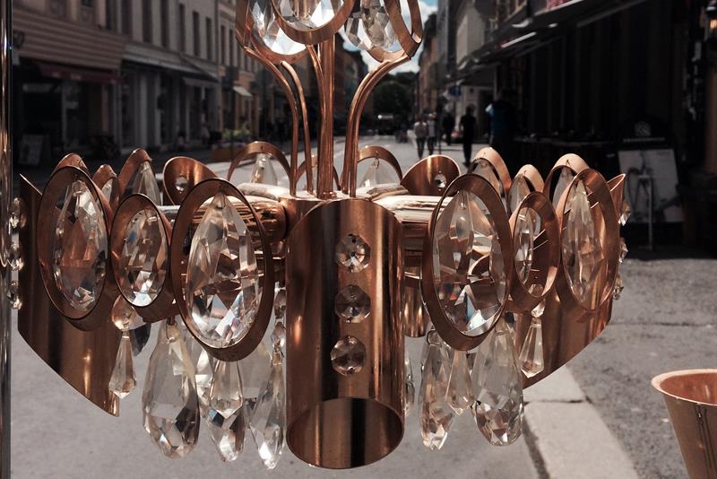 En taklampe laget av glass og emtal.