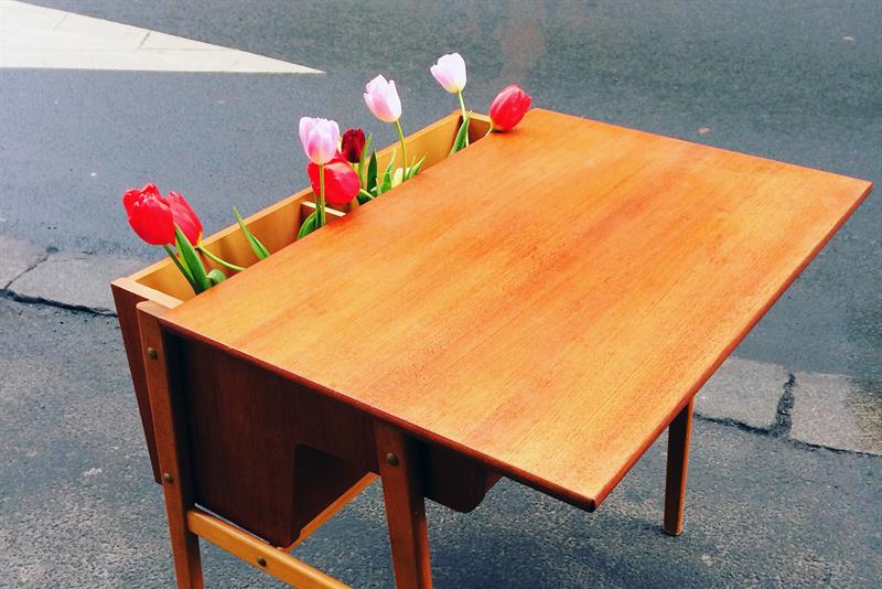 Et gammelt teakbord med tulipaner på.