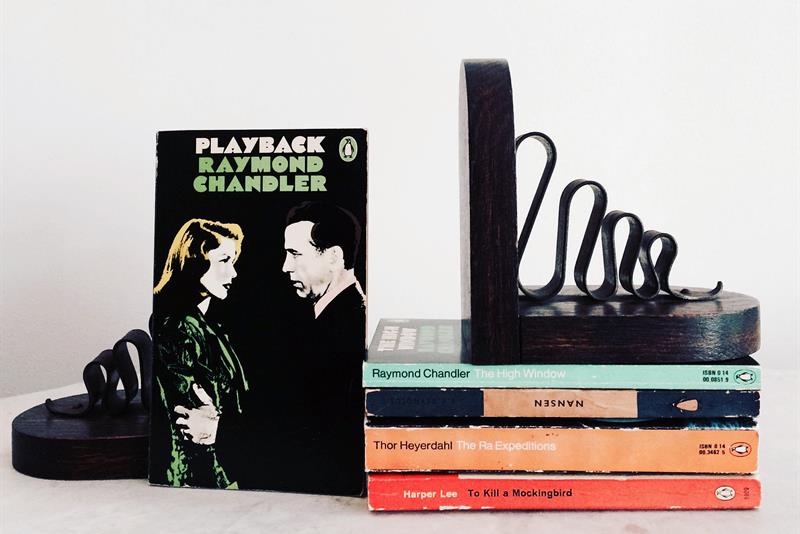 Diverse gamle pocketbøker av blant andre Raymond Chandler og Thor Heyerdahl, samt to interessante bokstøtter.