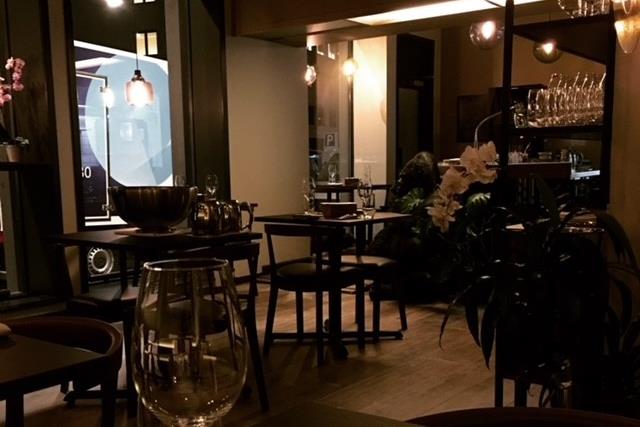 sitteplasser inne i restauranten