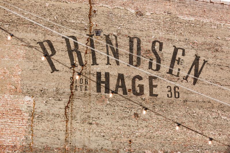 Malt skilt på bygningsvegg