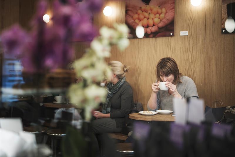 gjester inne i kaffebaren