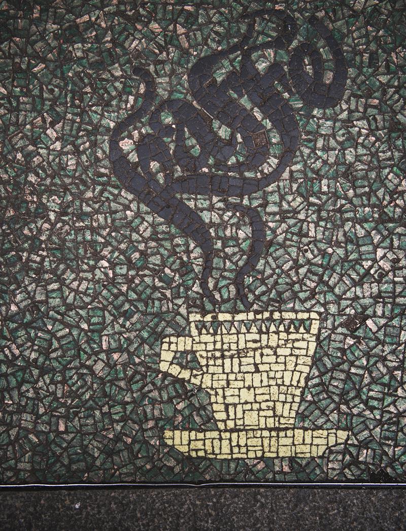 mosaikk med kaffekoppmotiv