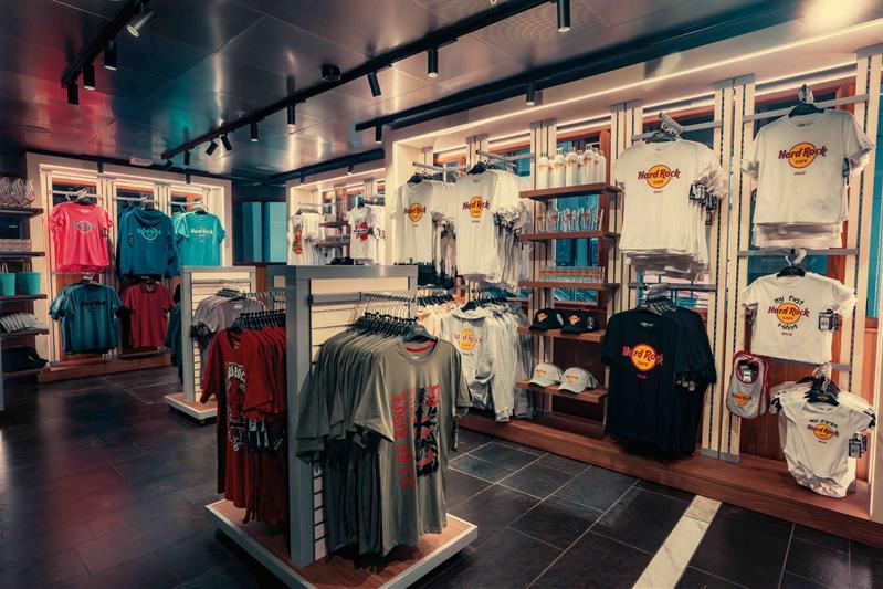 T-skjorter fra Hard Rock Cafe henger i butikken