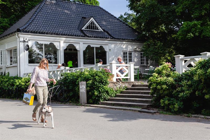 Kvinne går forbi kafeen
