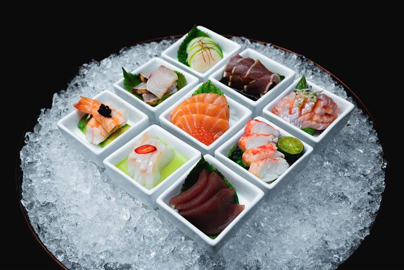 Detalj av sushi på is.