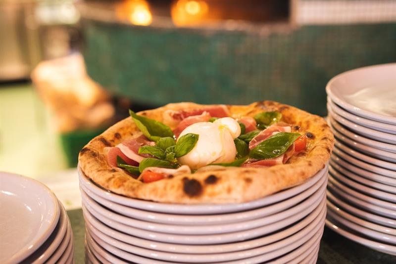 Napolitansk pizza bakt i vedfyrt steinovn