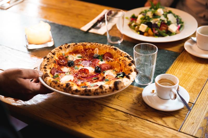 Pizza med tynn bunn og sprø, luftig bunn - akkurat som i Napoli